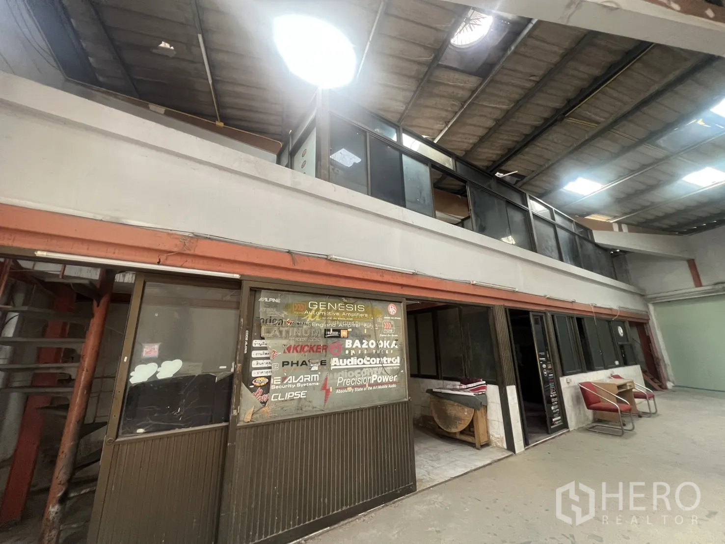 คลังสินค้า ให้เช่าในKhlong Toei, Bangkok - ออฟฟิศชั้นลอยและห้องด้านล่าง กระจกบานเลื่อน ใต้คานเหล็ก