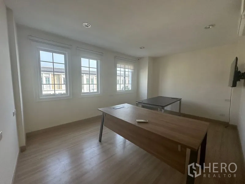 Home Office for rent in Bang Na, Bangkok - Light-filled office with three windows, blinds and two work desks.