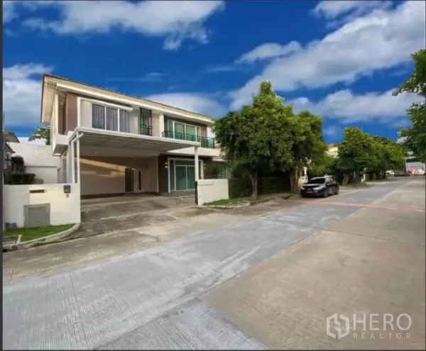 独立式住宅 出租或出售在Prawet, Bangkok - 现代两层独栋住宅，带双车位雨棚与围墙，临小区道路。