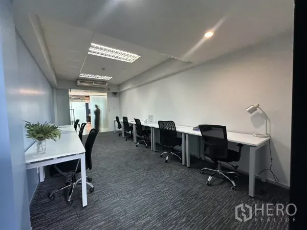 สำนักงาน ให้เช่าในWatthana, Bangkok - พื้นที่ทำงานแบบโอเพ่น มีโต๊ะทำงานหลายที่นั่ง ทางเข้าเป็นกระจกฝ้า และพื้นพรม
