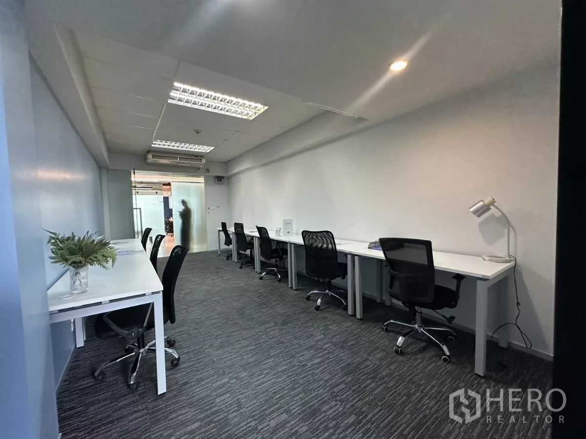 สำนักงาน ให้เช่าในWatthana, Bangkok - พื้นที่ทำงานแบบโอเพ่น มีโต๊ะทำงานหลายที่นั่ง ทางเข้าเป็นกระจกฝ้า และพื้นพรม