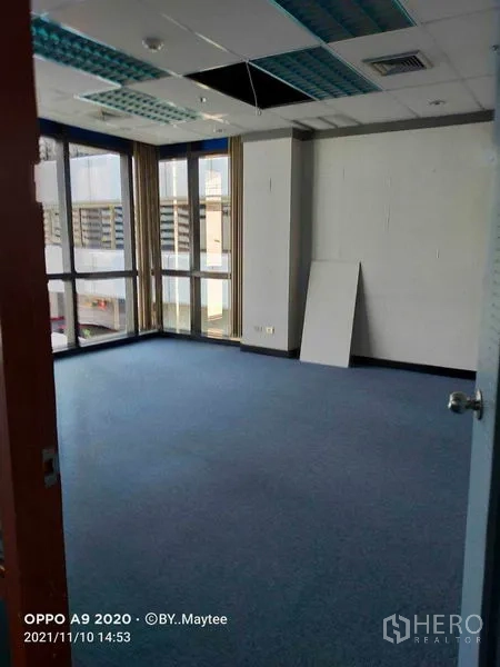 Office Space for rent in Watthana, Bangkok - Bright corner workspace near Asok with floor-to-ceiling windows, blue carpet and city views.