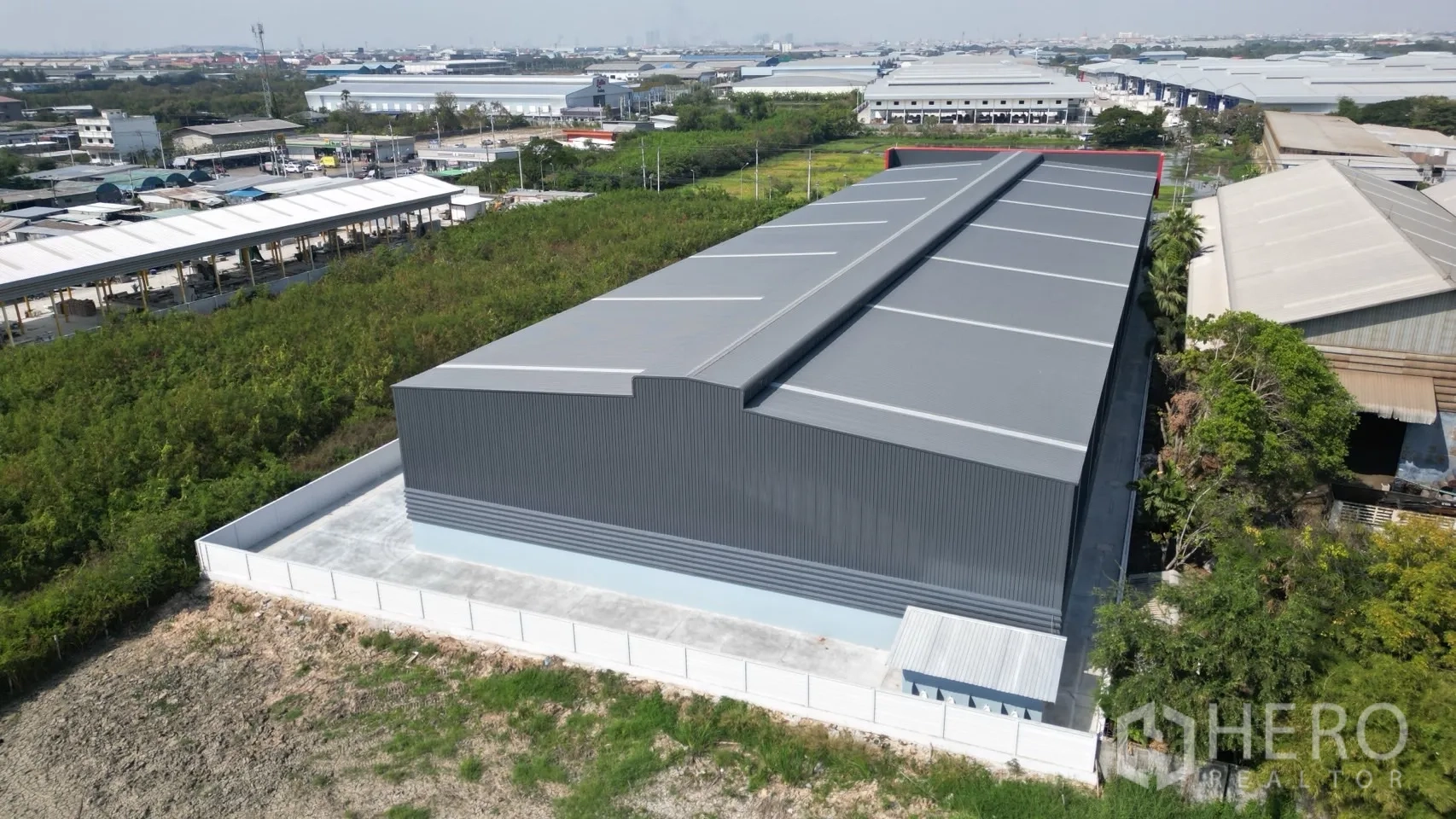 Warehouse for rent in Mueang Samut Prakan, Samut Prakan - Rear aerial view of the full warehouse plot with perimeter fence and paved yard.