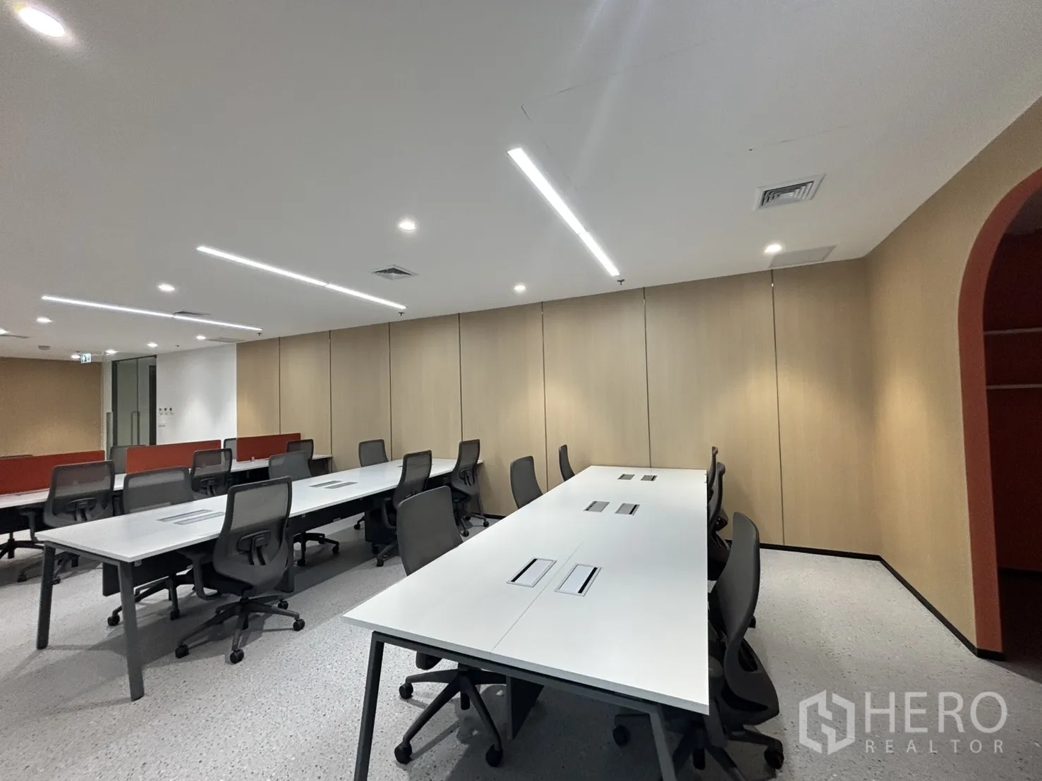 办公空间 出租在Huai Khwang, Bangkok - 开放式办公区，长条工位、人体工学椅与线性LED照明