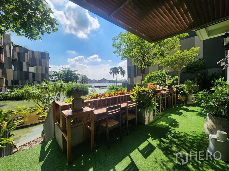公寓 出售在Yan Nawa, Bangkok - 私家露台花园，吧台座位、人造草坪与水景河景。