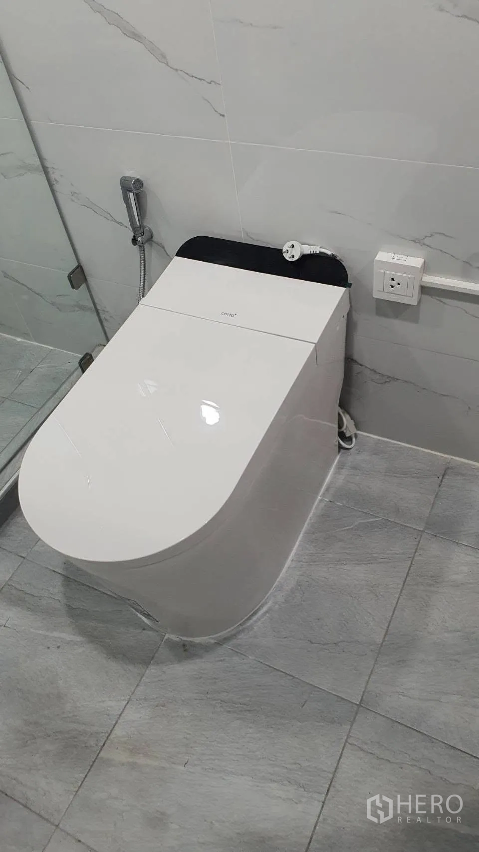 Detached House for rent in Lat Phrao, Bangkok - Modern bathroom with sleek tiling and smart toilet.