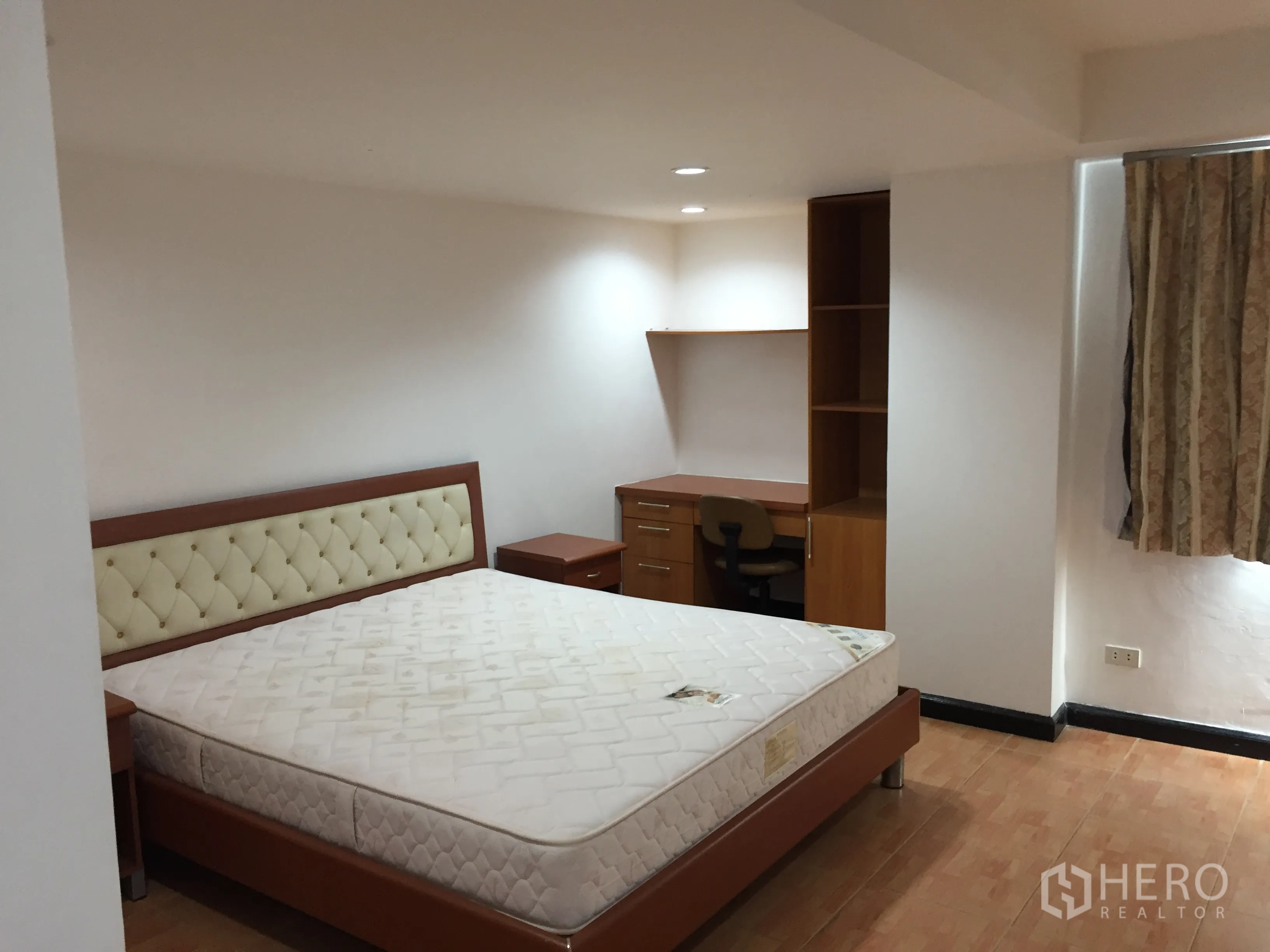 คอนโด ให้เช่าในWatthana, Bangkok - ห้องนอนพร้อมหัวเตียงบุหนัง โต๊ะทำงานบิลต์อินและชั้นวางของ โทนสีอบอุ่น