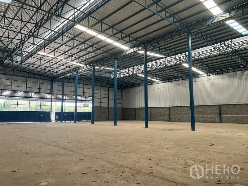 Warehouse for rent in Lat Krabang, Bangkok - Spacious warehouse interior with high-clearance roof, steel trusses and open floor.