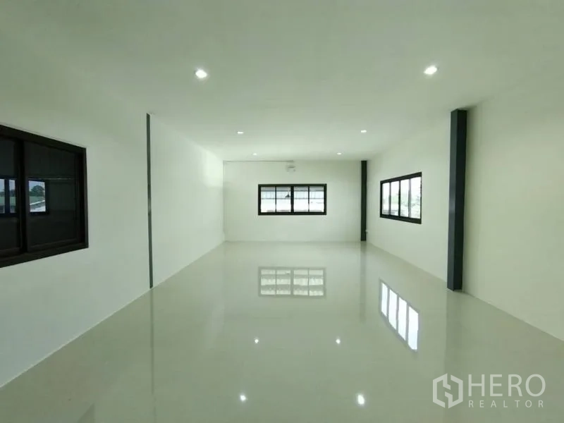คลังสินค้า ให้เช่าในBang Phli, Samut Prakan - ออฟฟิศสว่างด้วยไฟดาวน์ไลท์และหน้าต่างหลายบานรับแสงธรรมชาติ.
