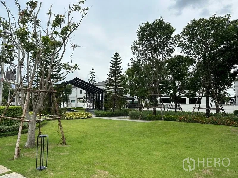 独立式住宅 出售在Khlong Sam Wa, Bangkok - 公共花园草坪，凉亭与成树