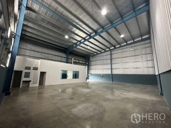 工厂 出租在Bang Phli, Samut Prakan - 高柱工业大厅，蓝色钢梁，隔热屋顶与平整混凝土地坪