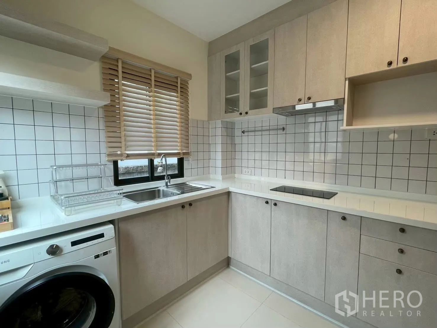 บ้านเดี่ยว for rent in Bang Phli, Samut Prakan - ครัวรูปตัวแอลทันสมัย มีเตา เครื่องดูดควัน อ่างล้างจานคู่ และเครื่องซักผ้า.