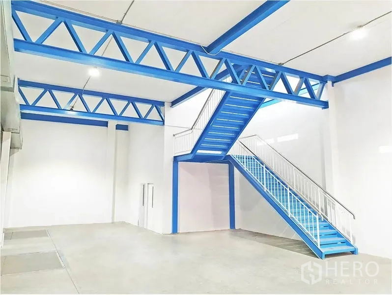 货栈 出租在Lat Krabang, Bangkok - 仓库内设蓝色钢楼梯，可扩展夹层办公室或额外储存空间。