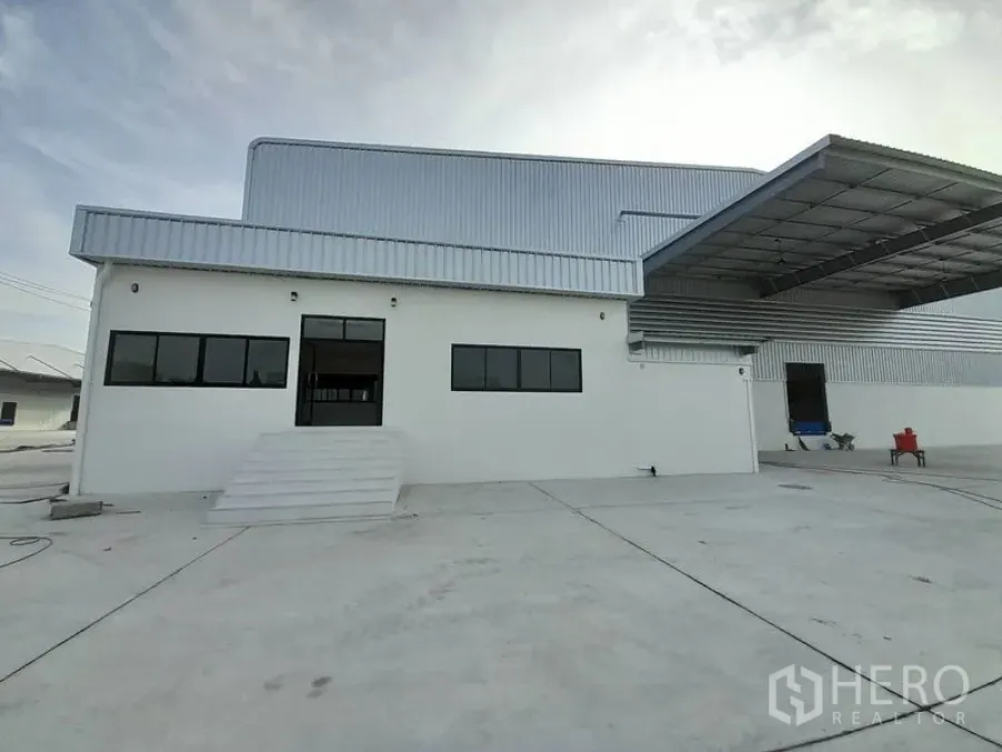 โรงงาน ให้เช่าในMueang Rayong, Rayong - ด้านหน้าส่วนสำนักงานเชื่อมกับตัวโรงงาน มีบันไดขึ้นและกันสาด