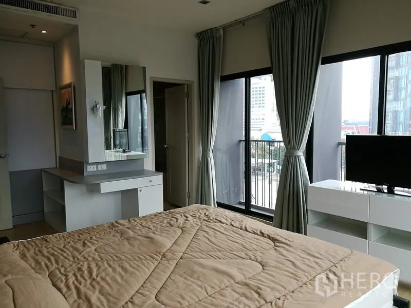 คอนโด ให้เช่าในWatthana, Bangkok - มาสเตอร์เบดรูมพร้อมโต๊ะเครื่องแป้ง ประตูกระจกบานเลื่อนออกระเบียง และตู้วางทีวี แสงธรรมชาติ