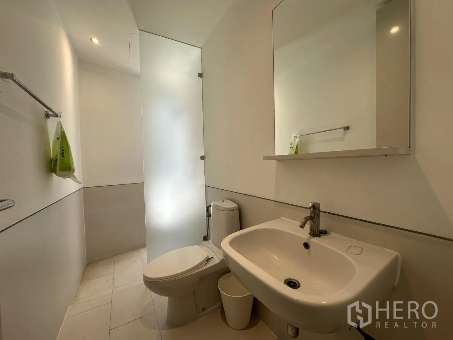 โฮมออฟฟิศ for rent in Phra Khanong, Bangkok - ห้องน้ำสะอาดมีโถสุขภัณฑ์ อ่างล้างมือ และฉากกั้นฝ้า.