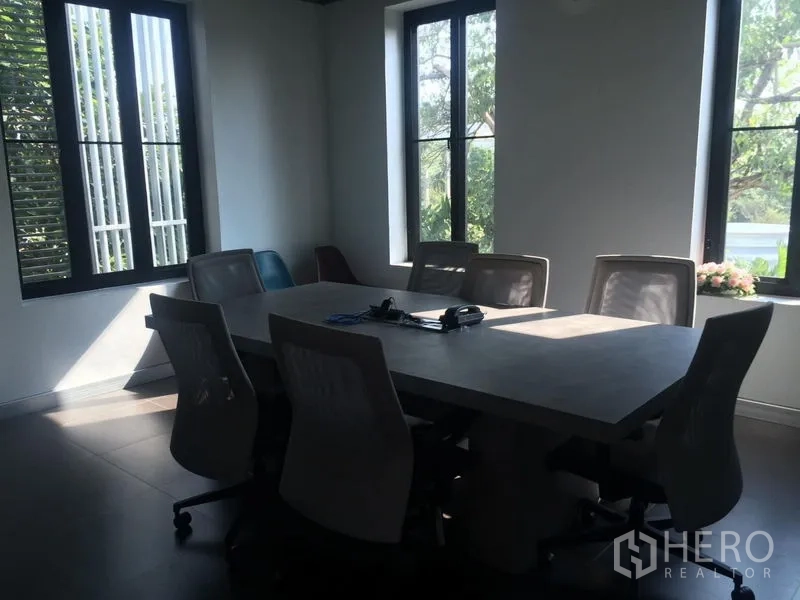 带办公室的家 出售 - 私密会议室，配大会议桌与高窗可见绿景。