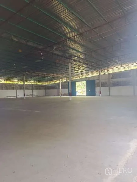 货栈 出租在Mueang Rayong, Rayong - 宽大的仓库地面，钢桁架屋顶，采光从大门涌入。
