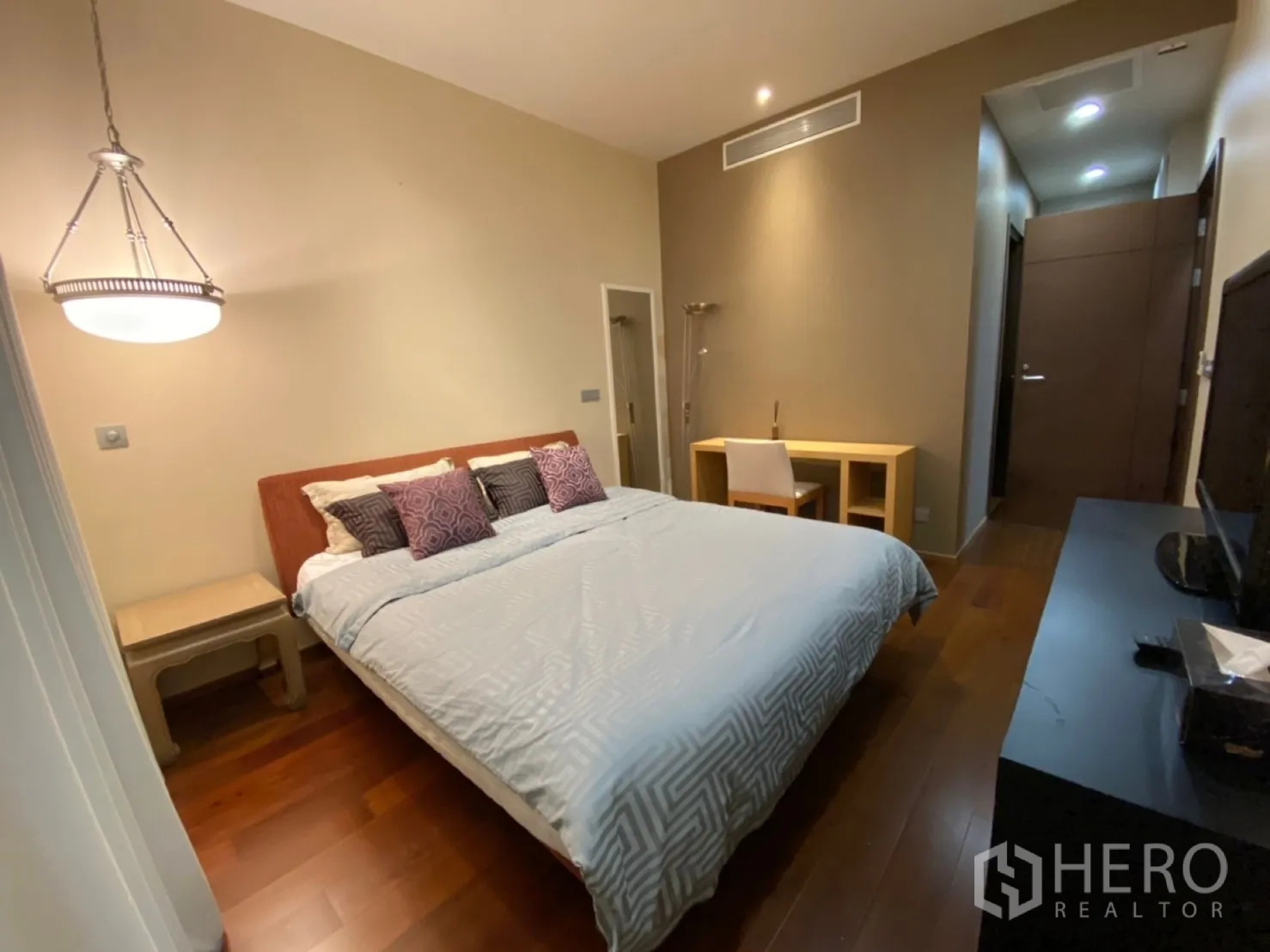 公寓 出租在Watthana, Bangkok - 主卧朝入口视角，内置书桌与天花暗灯。