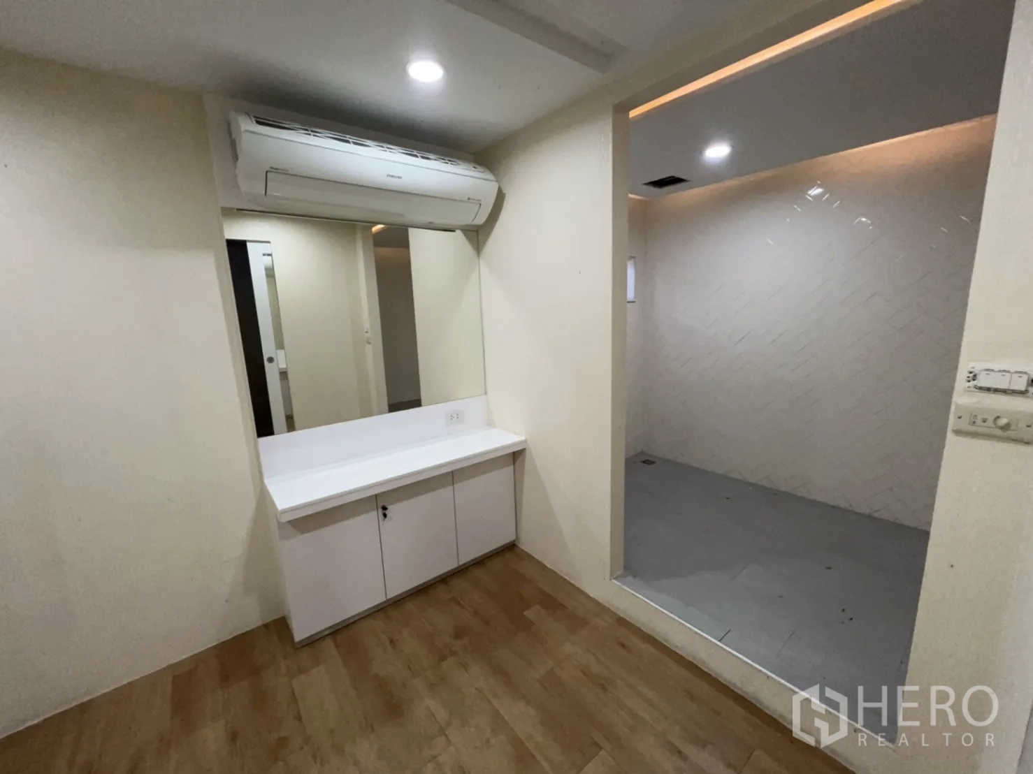 Shophouse for rent or sale in Watthana, Bangkok - Consultation or treatment room with countertop, mirror and an adjacent tiled area.
