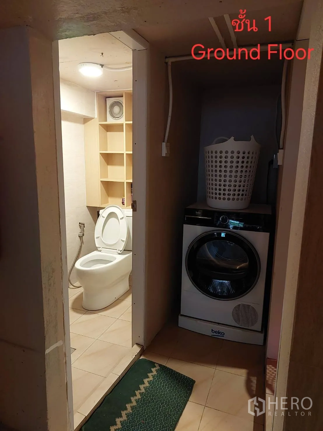 店屋 出租或出售在Watthana, Bangkok - 一层卫生间与洗衣区相邻。