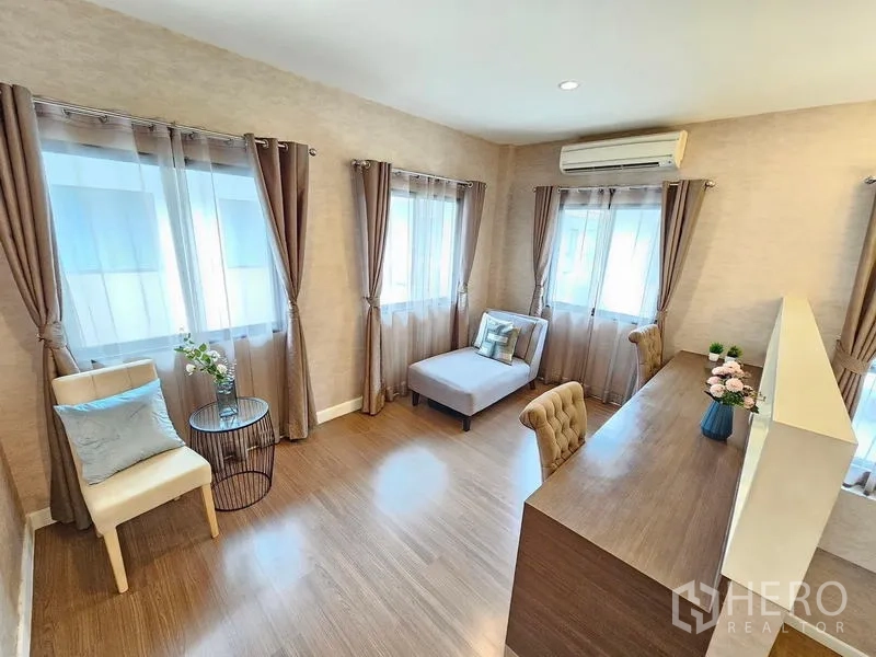 บ้าน ให้เช่าในPrawet, Bangkok - ห้องอเนกประสงค์สว่าง มีเดย์เบด ผ้าม่าน และมุมนั่งเล่น