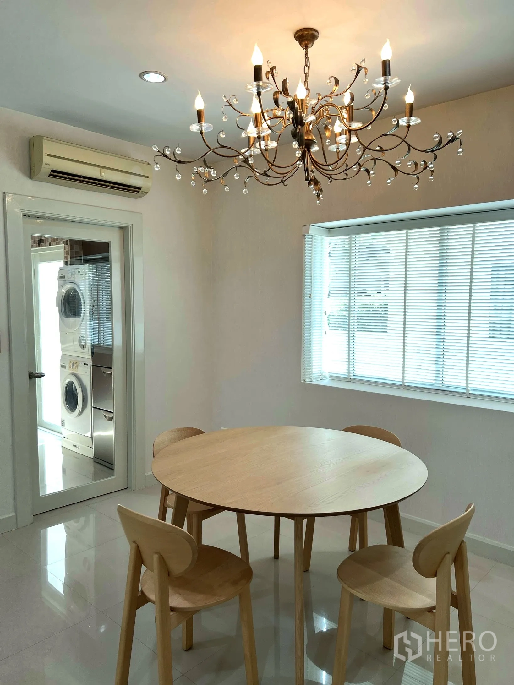 独立式住宅 出租或出售在Saphan Sung, Bangkok - 餐区下吊灯，带通往厨房与洗衣区的门。