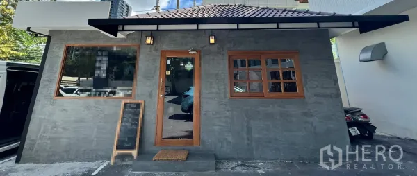พื้นที่ขายปลีก ให้เช่าในWatthana, Bangkok - พื้นที่ค้าปลีกชั้นเดียวปรับปรุงใหม่ ผนังคอนกรีตเปลือย กรอบประตูหน้าต่างไม้ พร้อมที่จอดรถ ในเขตวัฒนา กรุงเทพฯ