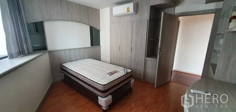 公寓 出租在Khlong Toei, Bangkok - 温馨单人卧室，定制衣柜、置物架与空调。