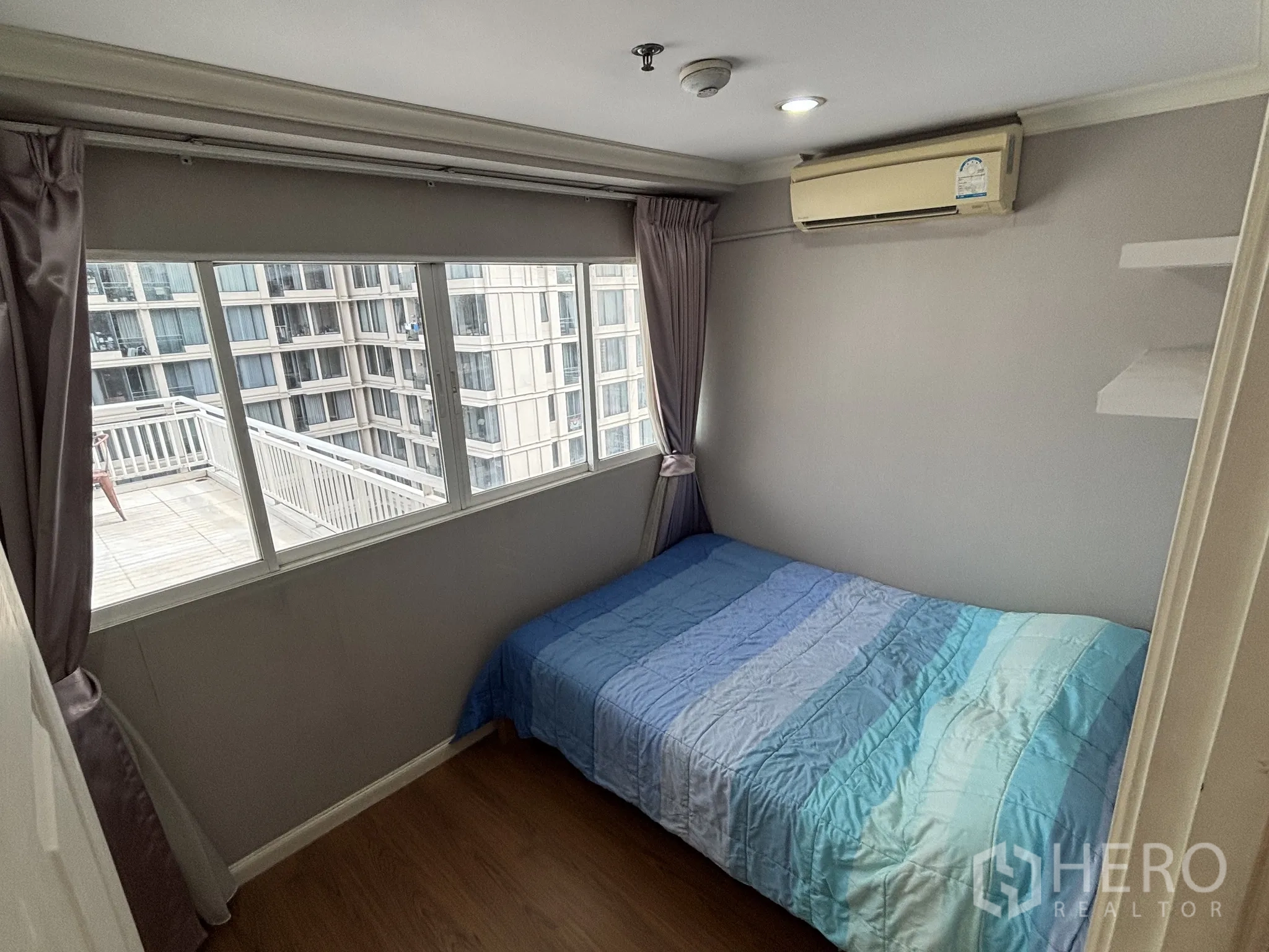 公寓 出租在Watthana, Bangkok - 次卧紧凑，有窗向露台与邻楼。