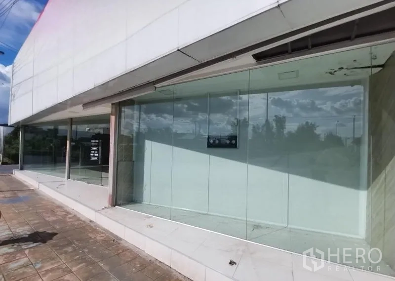 零售空间 出租在Bueng Kum, Bangkok - 近景玻璃橱窗与建筑前的铺装人行道