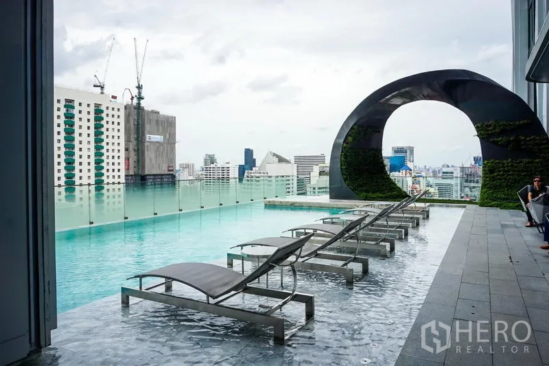 公寓 出售在Watthana, Bangkok - 屋顶无边泳池配躺椅，尽享全景城市风光