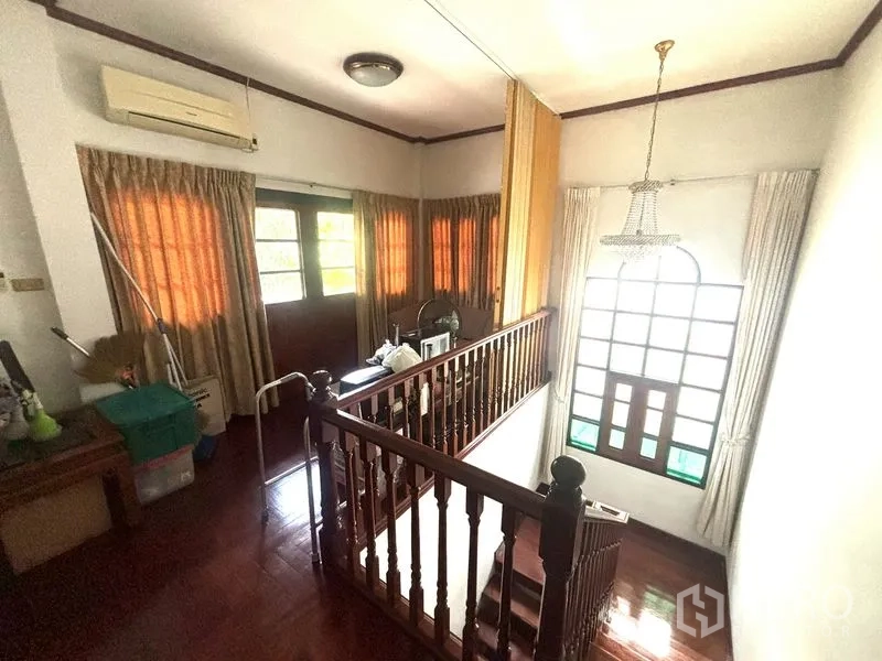 บ้านเดี่ยว for sale in Suan Luang, Bangkok - โถงบันไดชั้นบนพร้อมบันไดไม้ หน้าต่างโค้งและโคมไฟระย้า