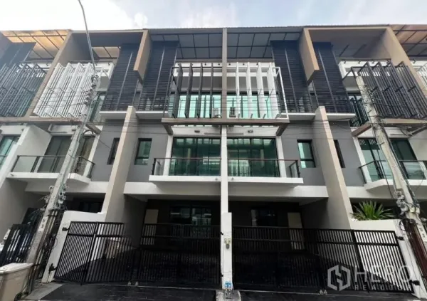 联排别墅 出租或出售在Khlong Toei, Bangkok - 联排别墅正立面，多层大窗与安全围栏，设计简洁现代。