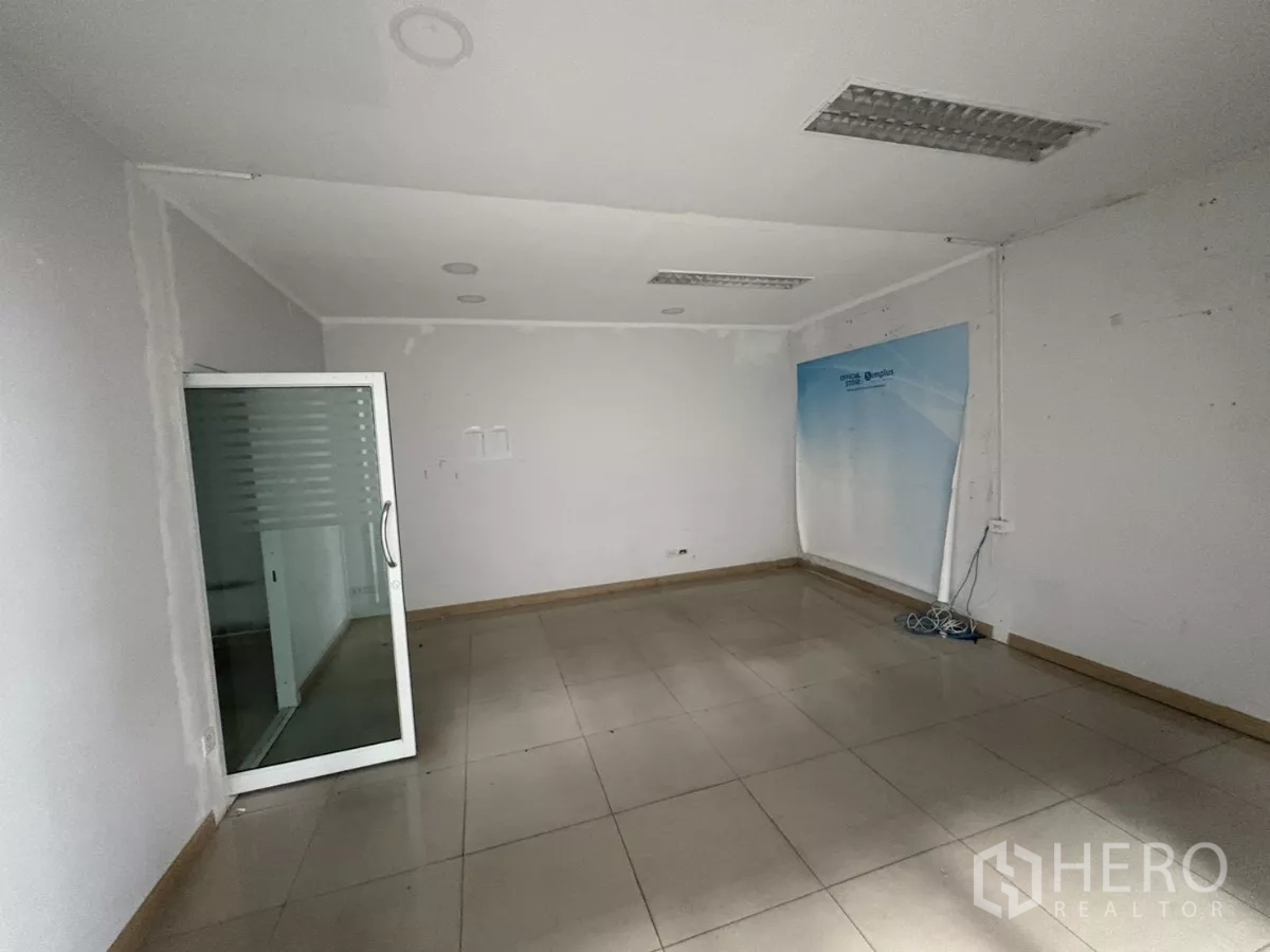 货栈 出租在Bang Phli, Samut Prakan - 小型办公室，地砖、筒灯与推拉玻璃门。