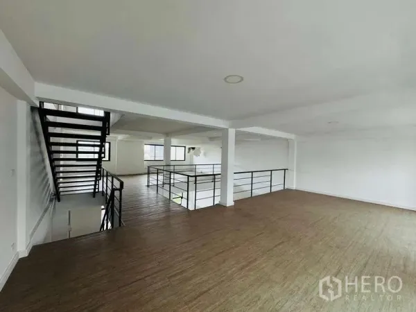 带办公室的家 出租在Bueng Kum, Bangkok - 明亮的住办楼阁楼层，木纹地板、白墙与黑色金属楼梯。