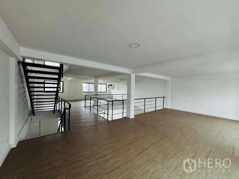 带办公室的家 出租在Bueng Kum, Bangkok - 明亮的住办楼阁楼层，木纹地板、白墙与黑色金属楼梯。