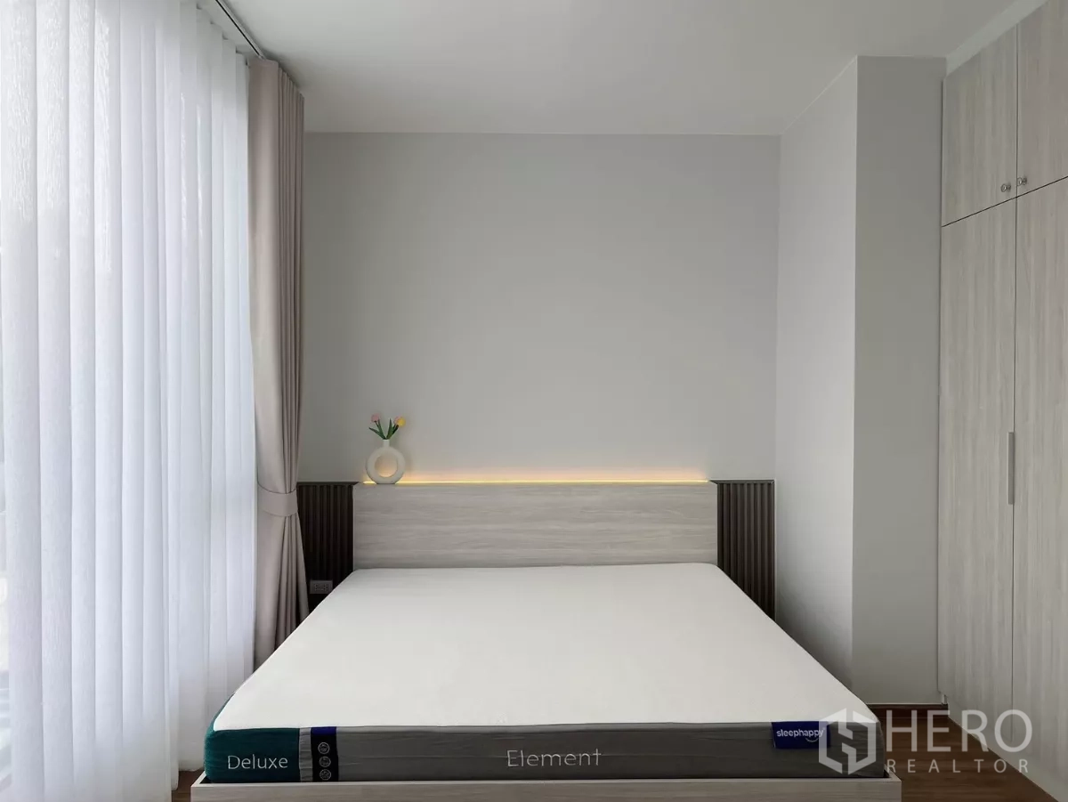 联排别墅 出租在Bang Phli, Samut Prakan - 主卧床头带氛围灯与全高窗帘