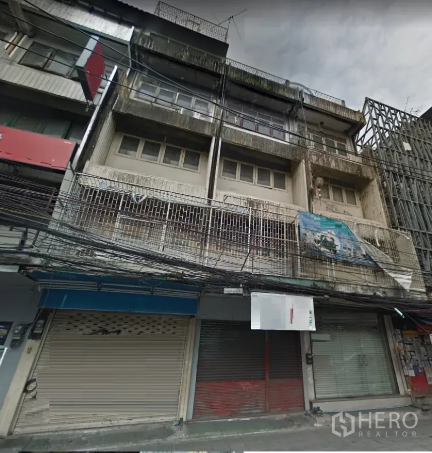 อาคารพาณิชย์ ให้เช่าในKhlong Toei, Bangkok - อาคารพาณิชย์ 4 ชั้นด้านหน้า พร้อมระเบียง เหล็กดัด และประตูม้วน ปิดสนิทบนถนนคึกคักในกรุงเทพฯ