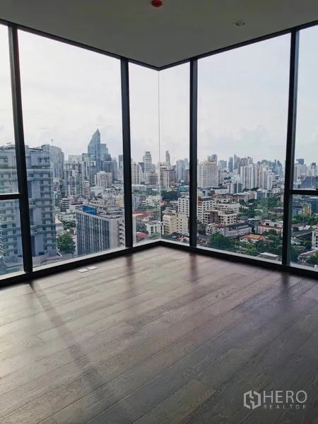 คอนโด ให้เช่าในWatthana, Bangkok - มุมห้องกระจกเต็มบานรอบด้าน โชว์วิวสกายไลน์กรุงเทพฯ
