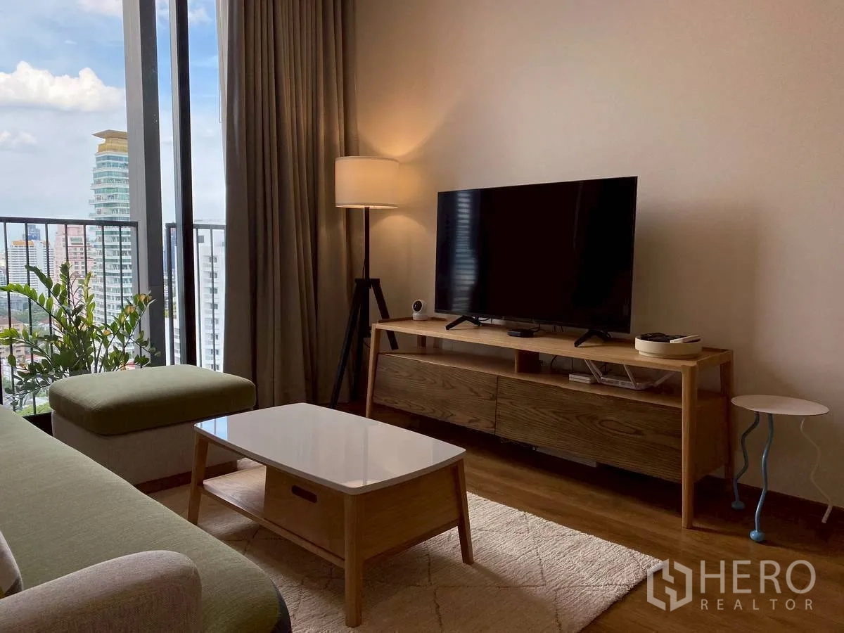 คอนโด for rent in Watthana, Bangkok - ห้องนั่งเล่นพร้อมชั้นวางทีวี โต๊ะกลาง และประตูระเบียงมองวิวเมือง