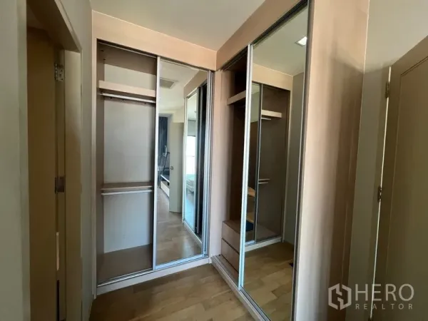 公寓 出租或出售在Watthana, Bangkok - 内置步入式衣柜，镜面推拉门与多层收纳