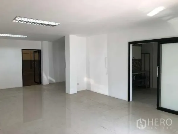工厂 出租或出售在Bang Phli, Samut Prakan - 开放式办公区，带玻璃推拉隔断、亮面地砖和吸顶日光灯。