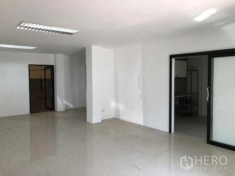 工厂 出租或出售在Bang Phli, Samut Prakan - 开放式办公区，带玻璃推拉隔断、亮面地砖和吸顶日光灯。