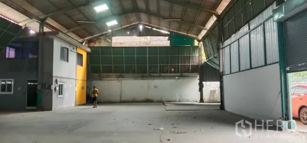 Warehouse for rent in Bueng Kum, Bangkok - Spacious warehouse interior showing high steel roof with skylights, concrete floor and an internal two-storey office block.