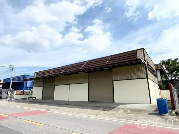โกดัง for rent in Prawet, Bangkok - ภาพมุมเอียงของตัวโกดัง เน้นหน้ากว้างและพื้นที่ทางเข้า–จอดรถด้านหน้า.