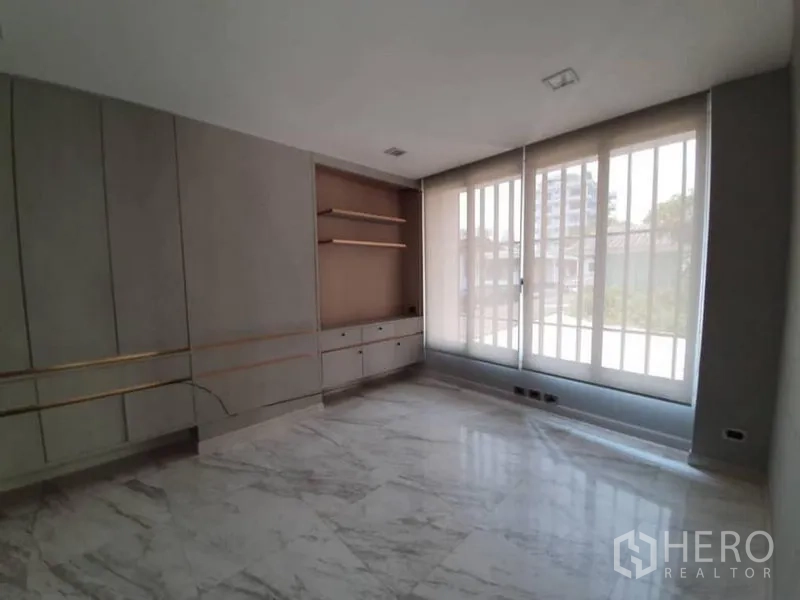 办公空间 出租在Khlong Toei, Bangkok - 私密办公室，内置搁架与柜体，落地窗配纱帘