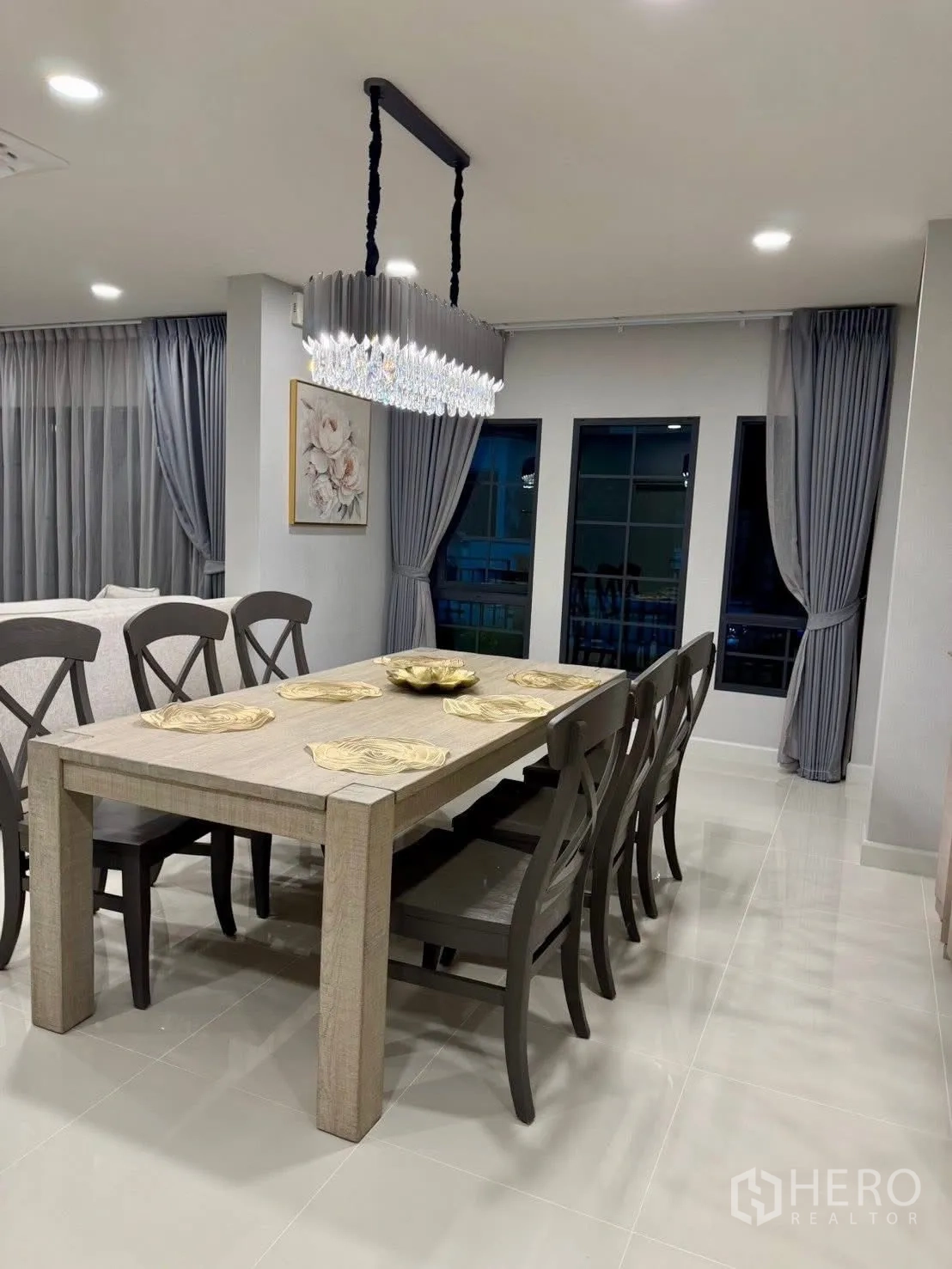 บ้านเดี่ยว for rent in Bang Phli, Samut Prakan - พื้นที่ทานอาหารสว่างไสว โต๊ะยาว เก้าอี้หกตัว และโคมไฟแชนเดอเลียร์