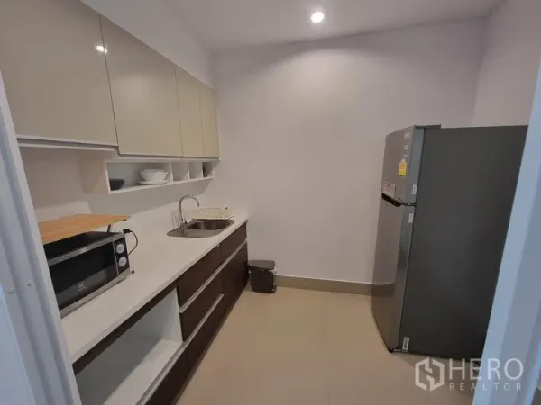 公寓 出租在Ratchathewi, Bangkok - 长台面厨房，收纳充足，配不锈钢双门冰箱