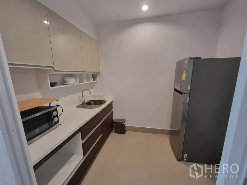 公寓 出租在Ratchathewi, Bangkok - 长台面厨房，收纳充足，配不锈钢双门冰箱
